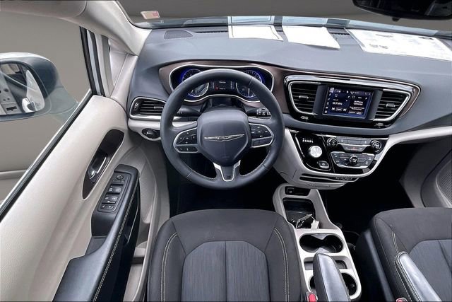 Used 2023 Chrysler Voyager LX FWD image 5