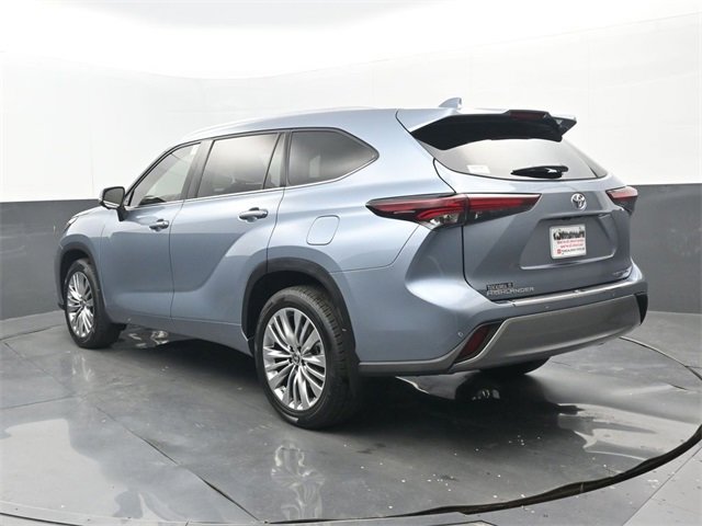 Used 2024 Toyota Highlander Platinum image 3