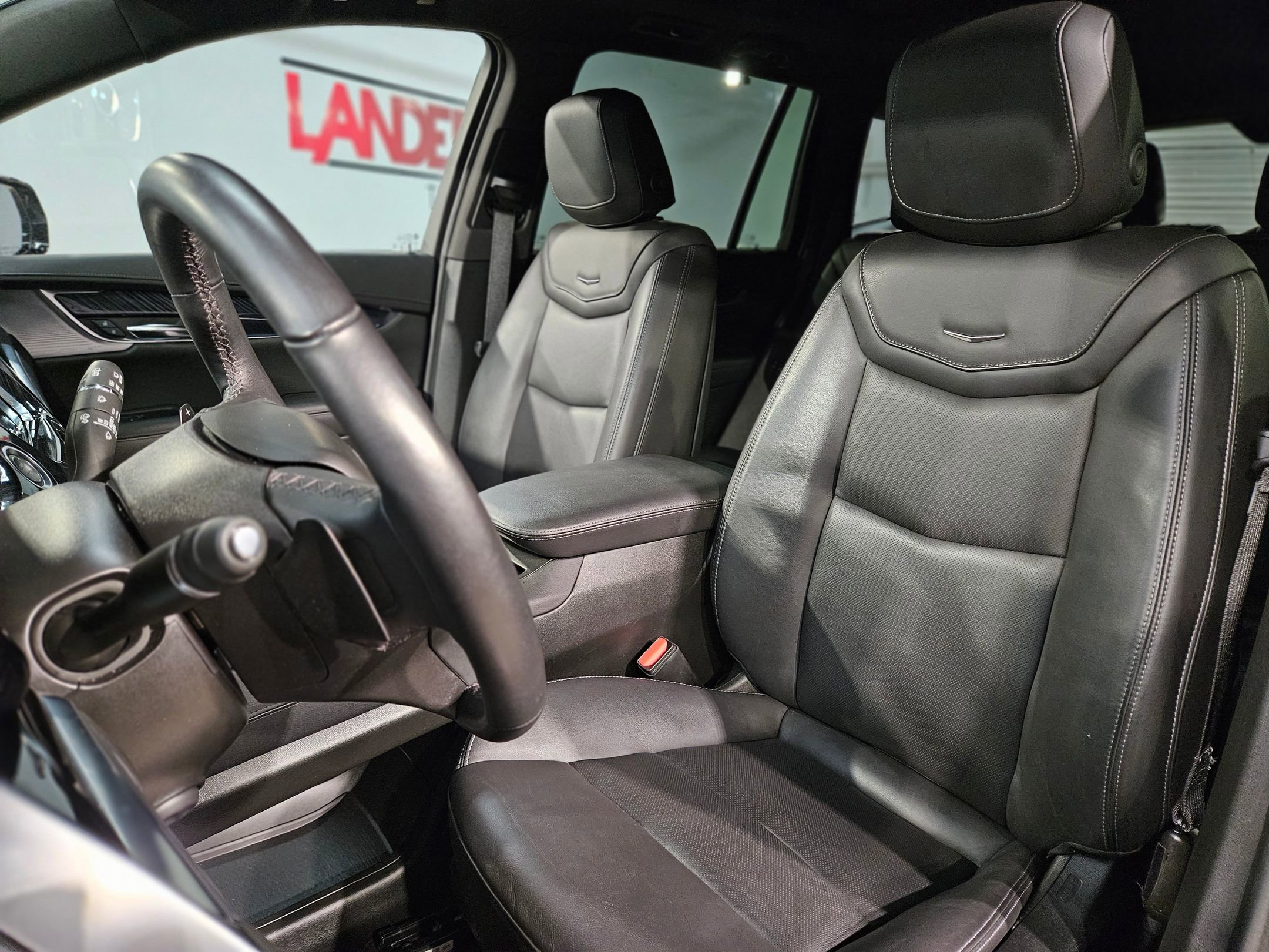 Used 2025 Cadillac XT6 Premium Luxury image 25