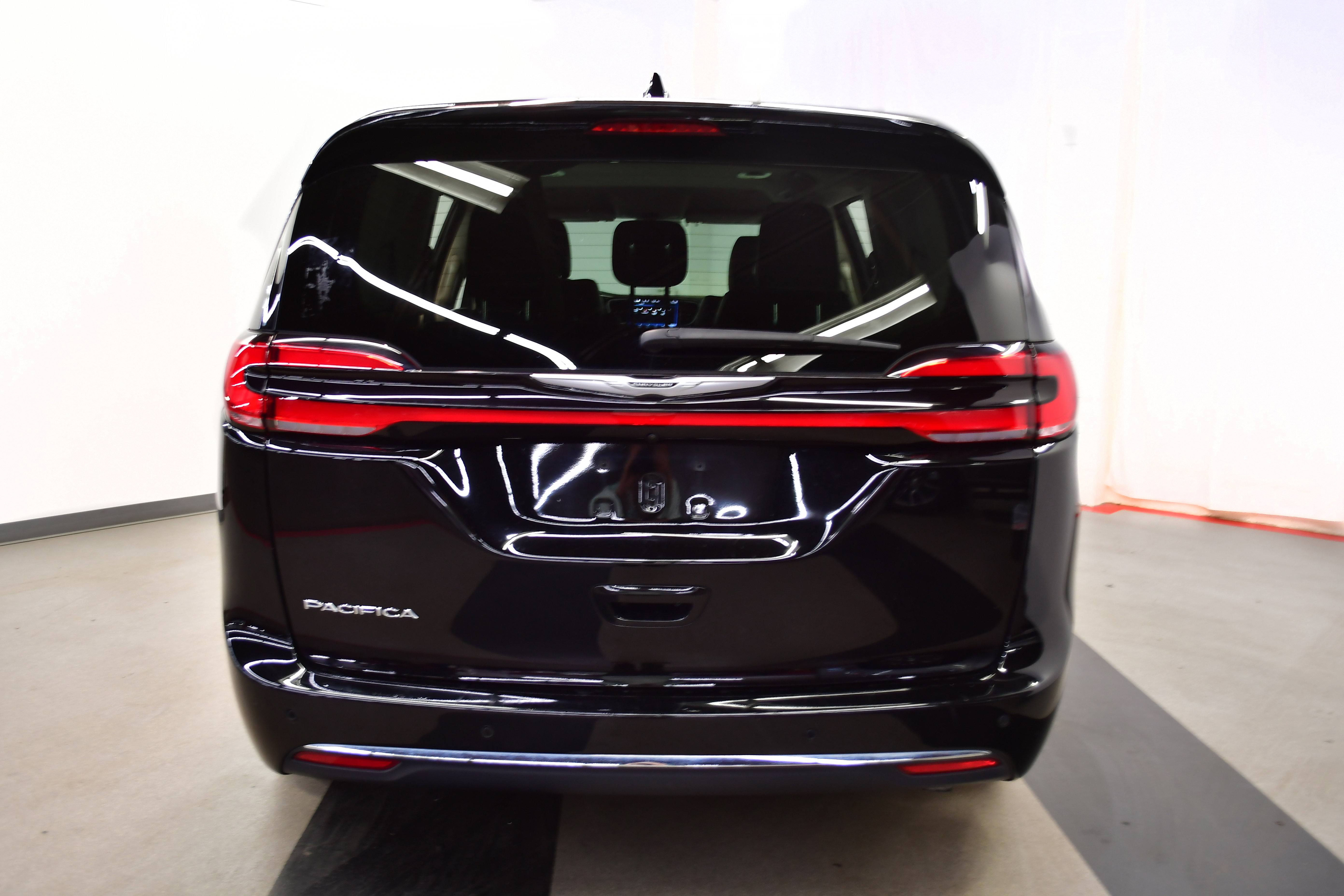 Used 2024 Chrysler Pacifica Touring-L image 6