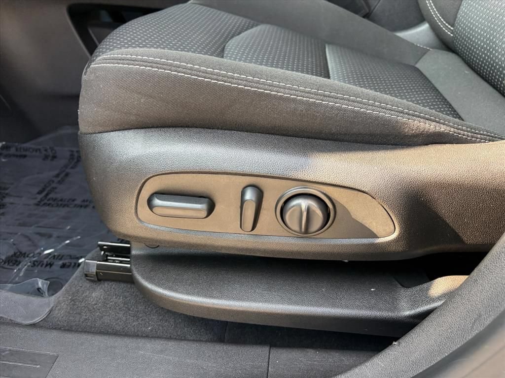 Used 2022 GMC Terrain SLE w/ Driver Convenience Package FWD image 17