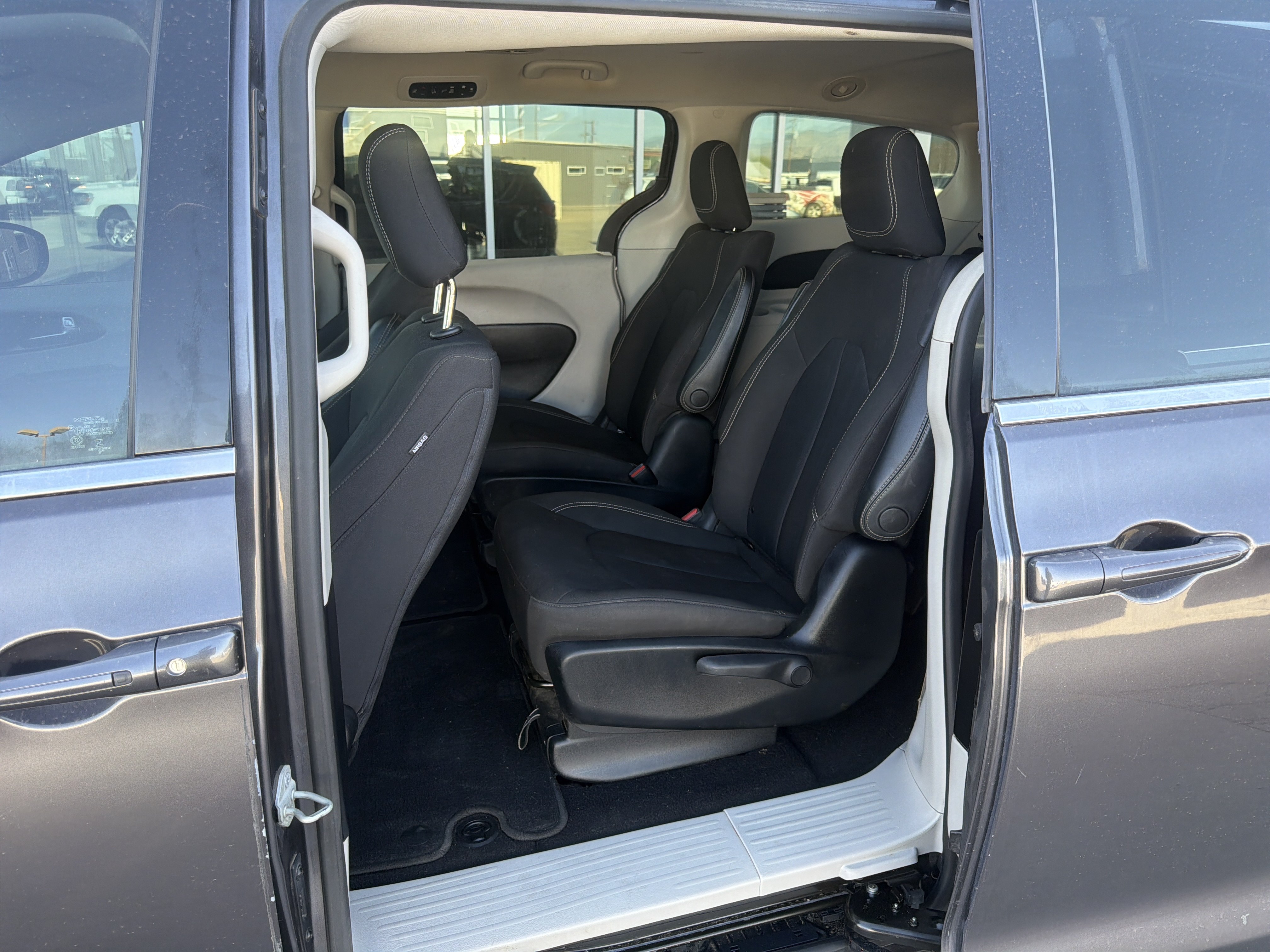 Used 2020 Chrysler Voyager LX FWD image 8