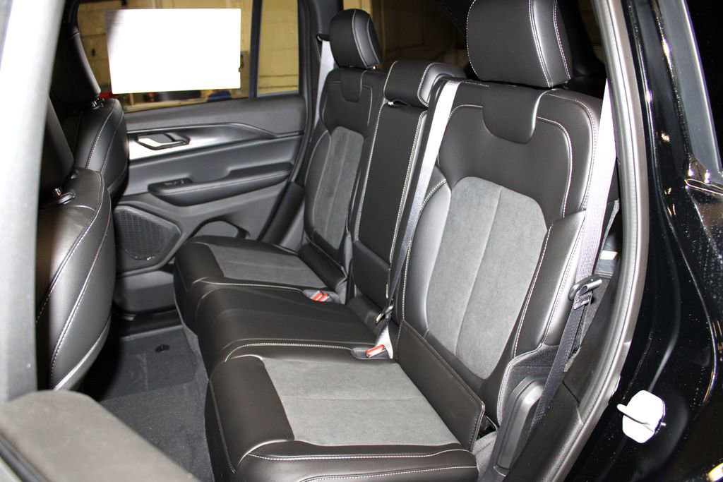 New 2025 Jeep Grand Cherokee Altitude image 28