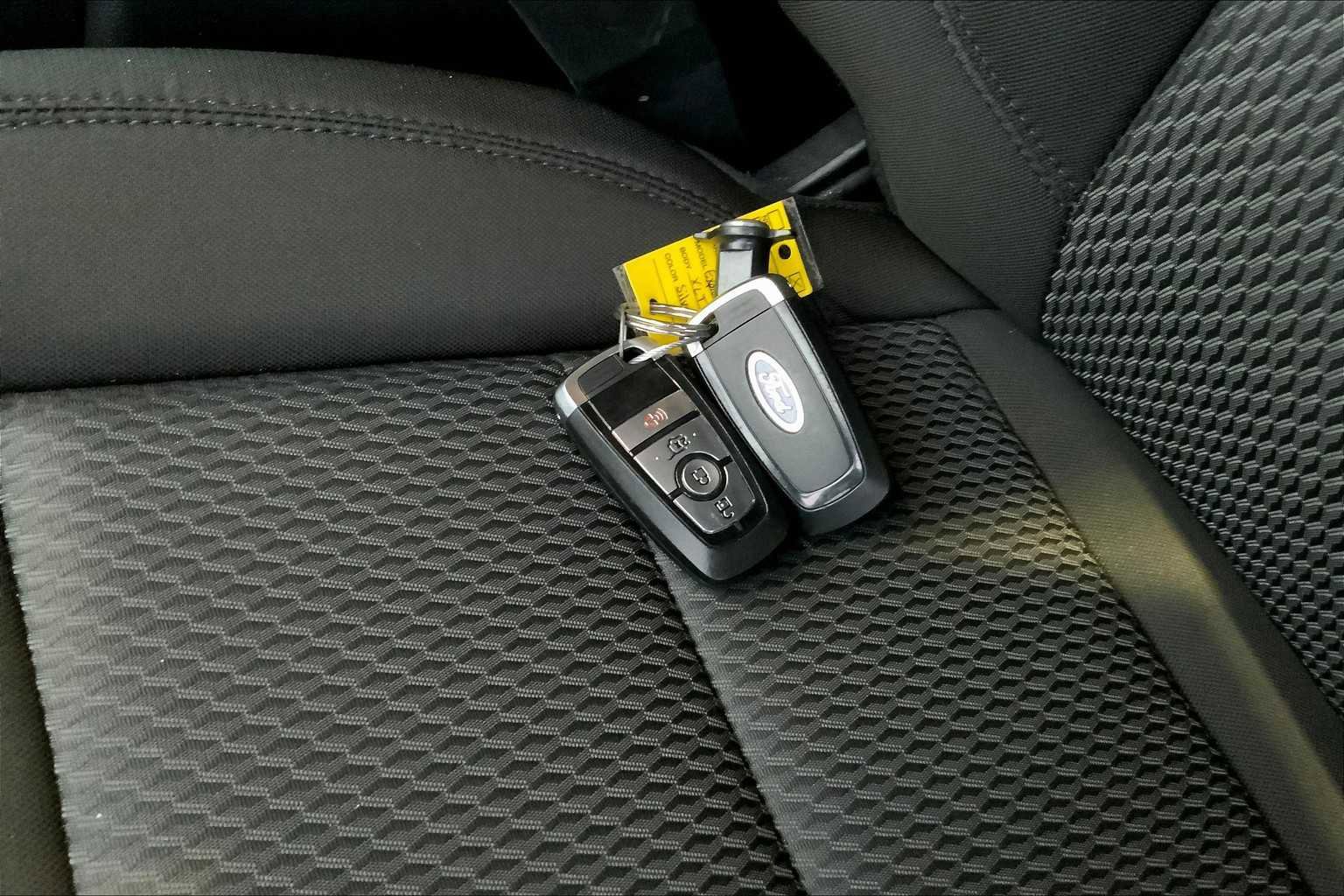 Used 2022 Ford Explorer XLT image 25