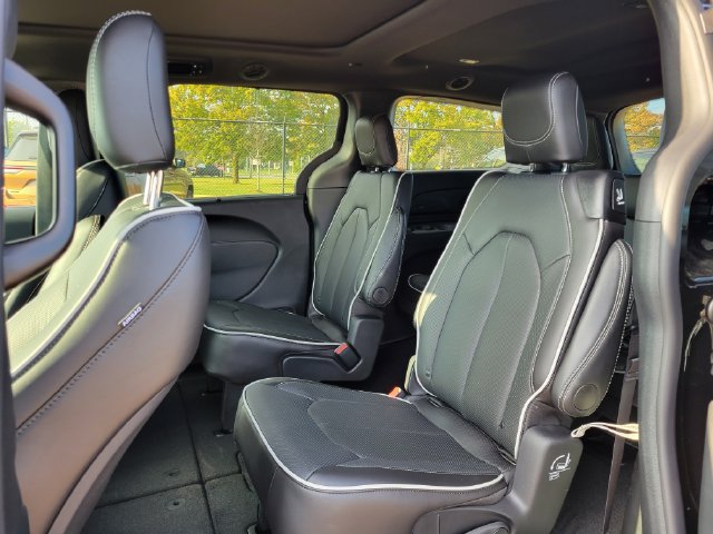 New 2027 Chrysler Pacifica Limited FWD image 10