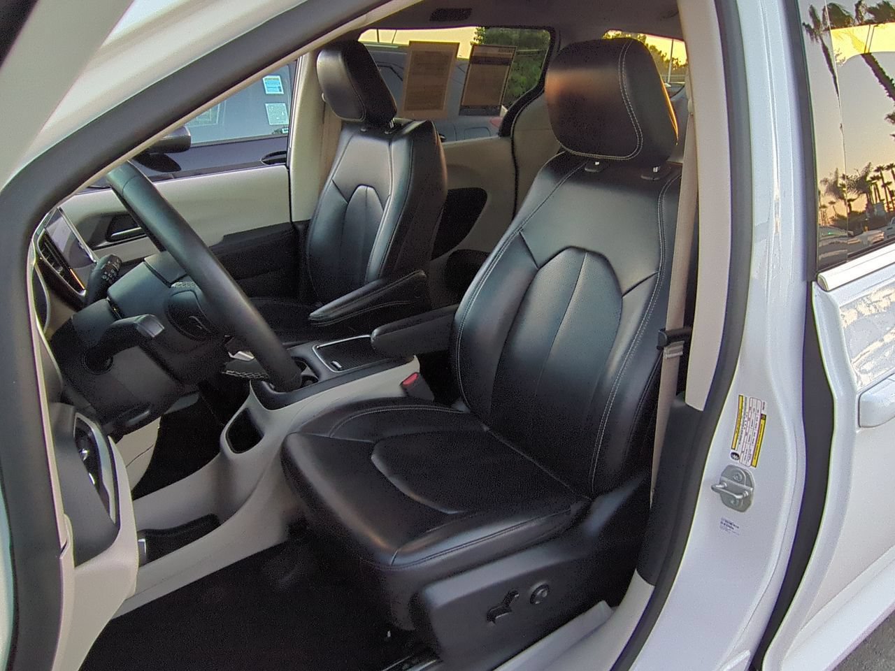 Used 2023 Chrysler Pacifica Touring-L FWD image 18
