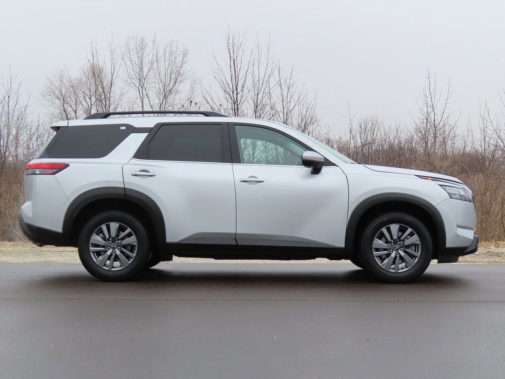 Used 2025 Nissan Pathfinder SV image 2