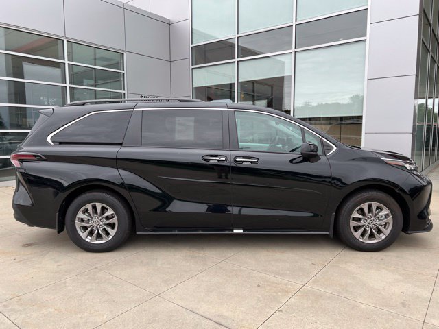 Used 2025 Toyota Sienna XLE w/ XLE Plus Package AWD/4WD image 9