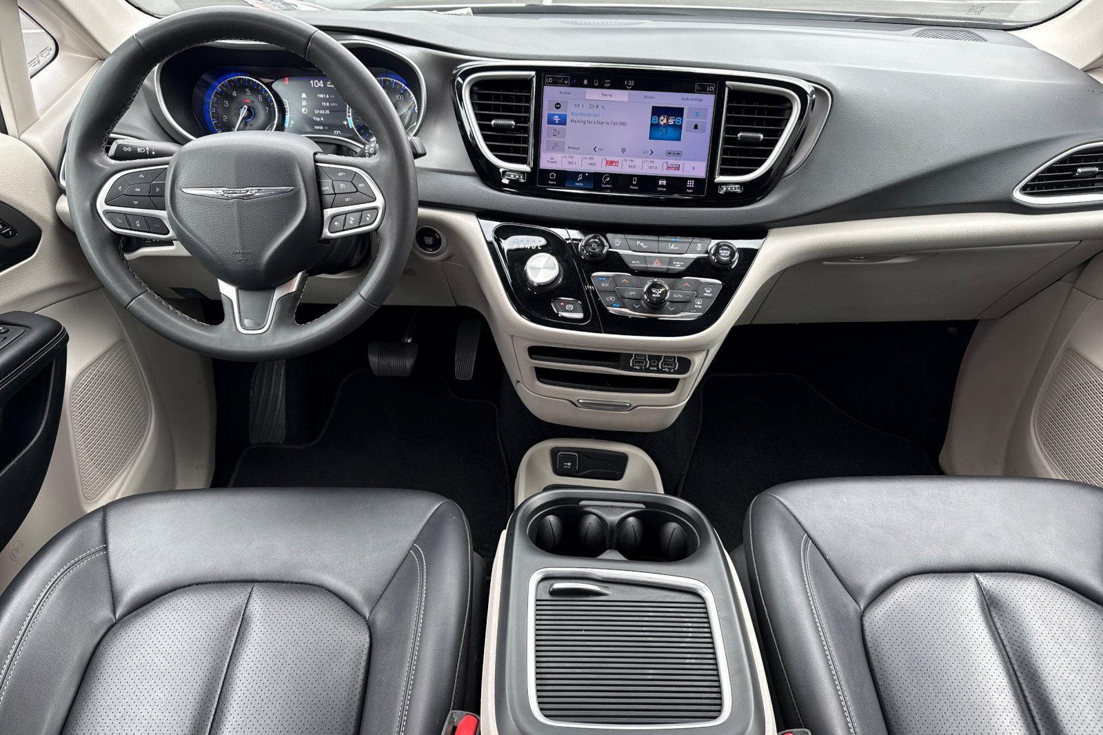 Used 2024 Chrysler Pacifica Touring-L FWD image 20
