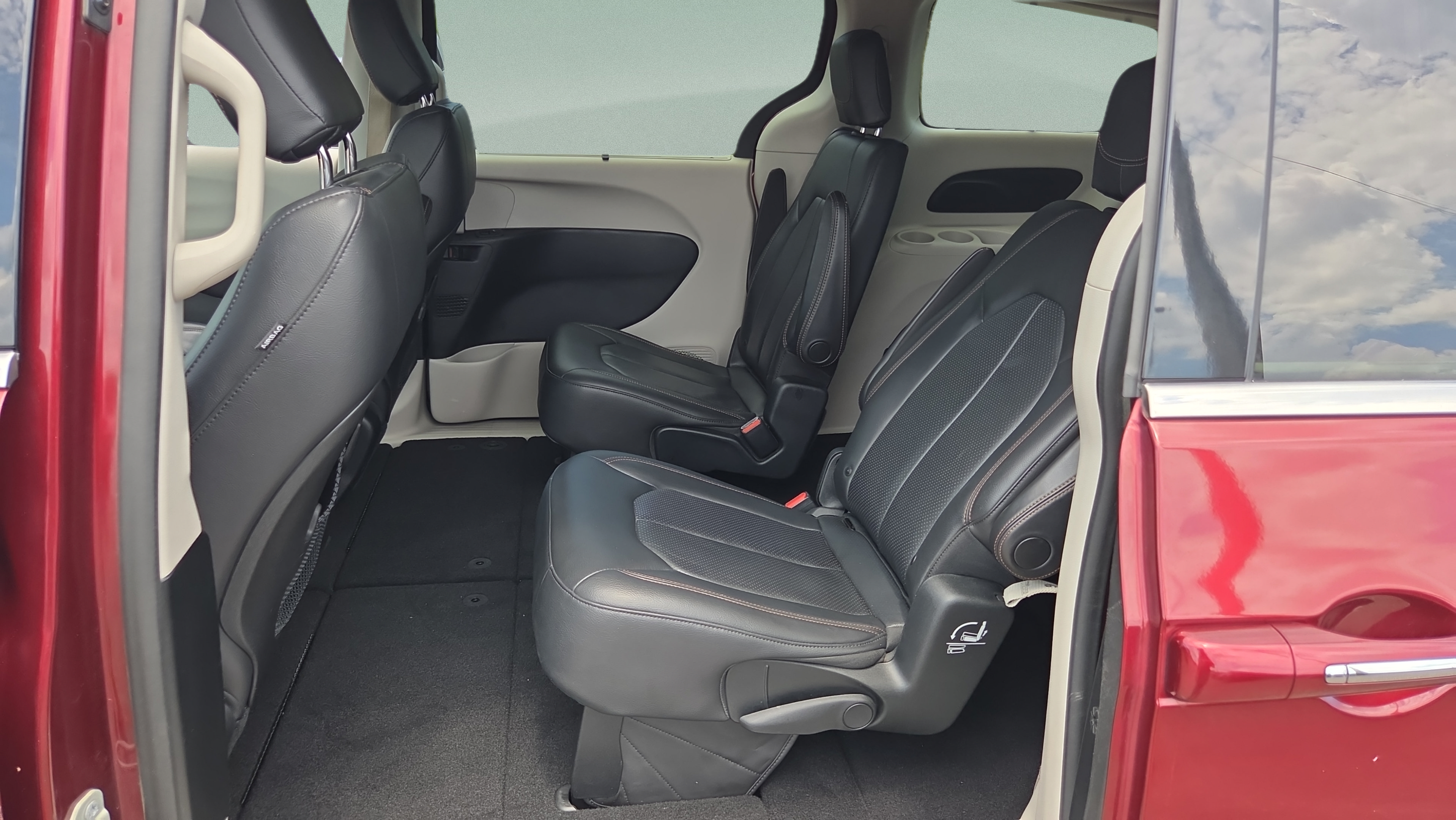 Used 2018 Chrysler Pacifica Touring-L w/ Tire & Wheel Group FWD image 12