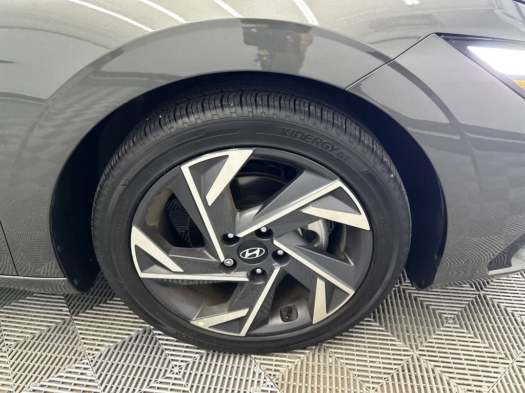Used 2025 Hyundai Elantra Limited FWD image 13
