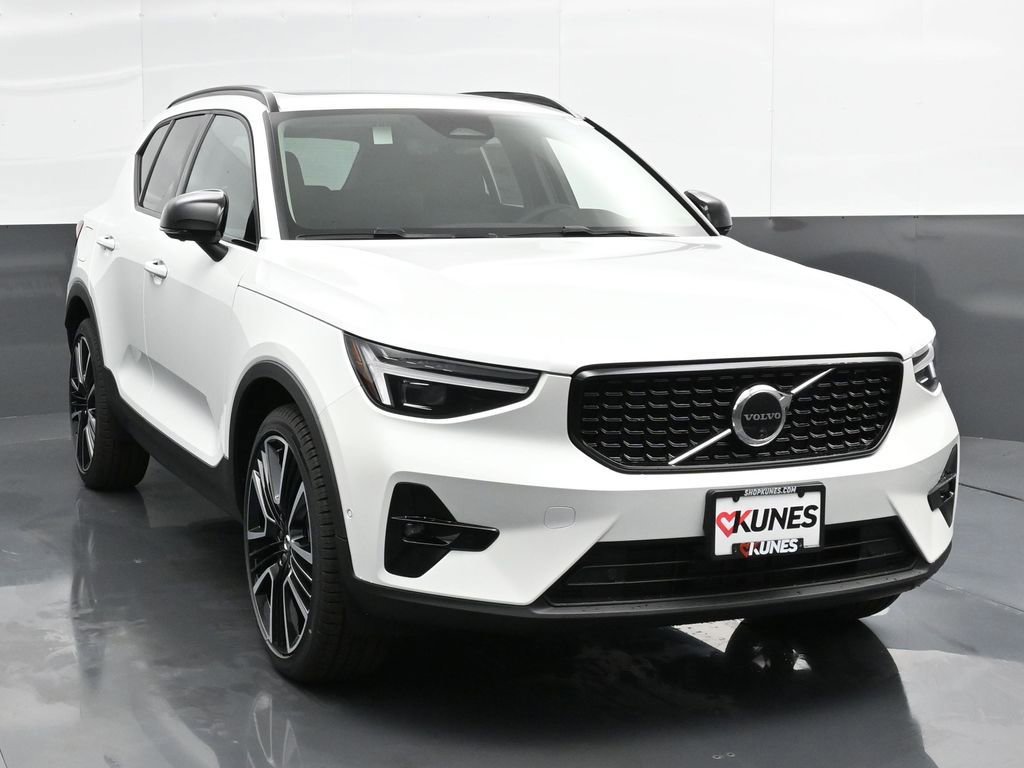 New 2025 Volvo XC40 B5 Plus w/ Climate Package image 5