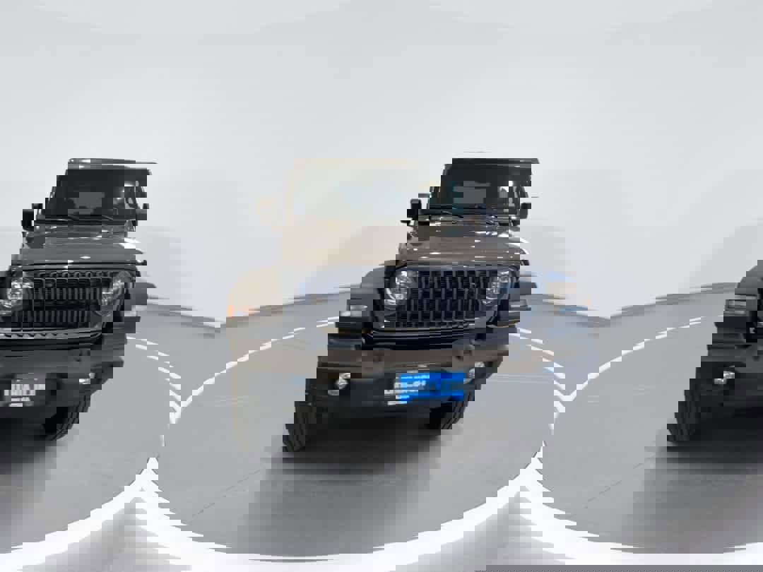 Used 2025 Jeep Wrangler Sport image 3