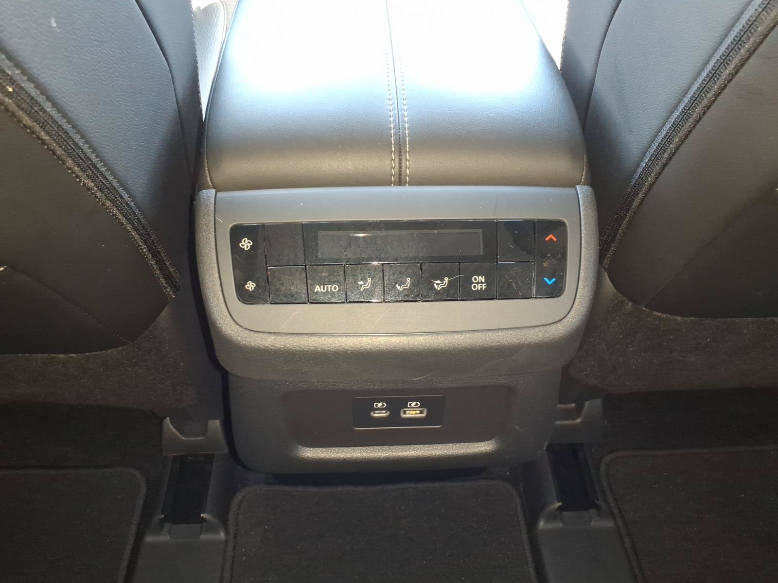 Used 2024 Nissan Pathfinder SL AWD/4WD image 11