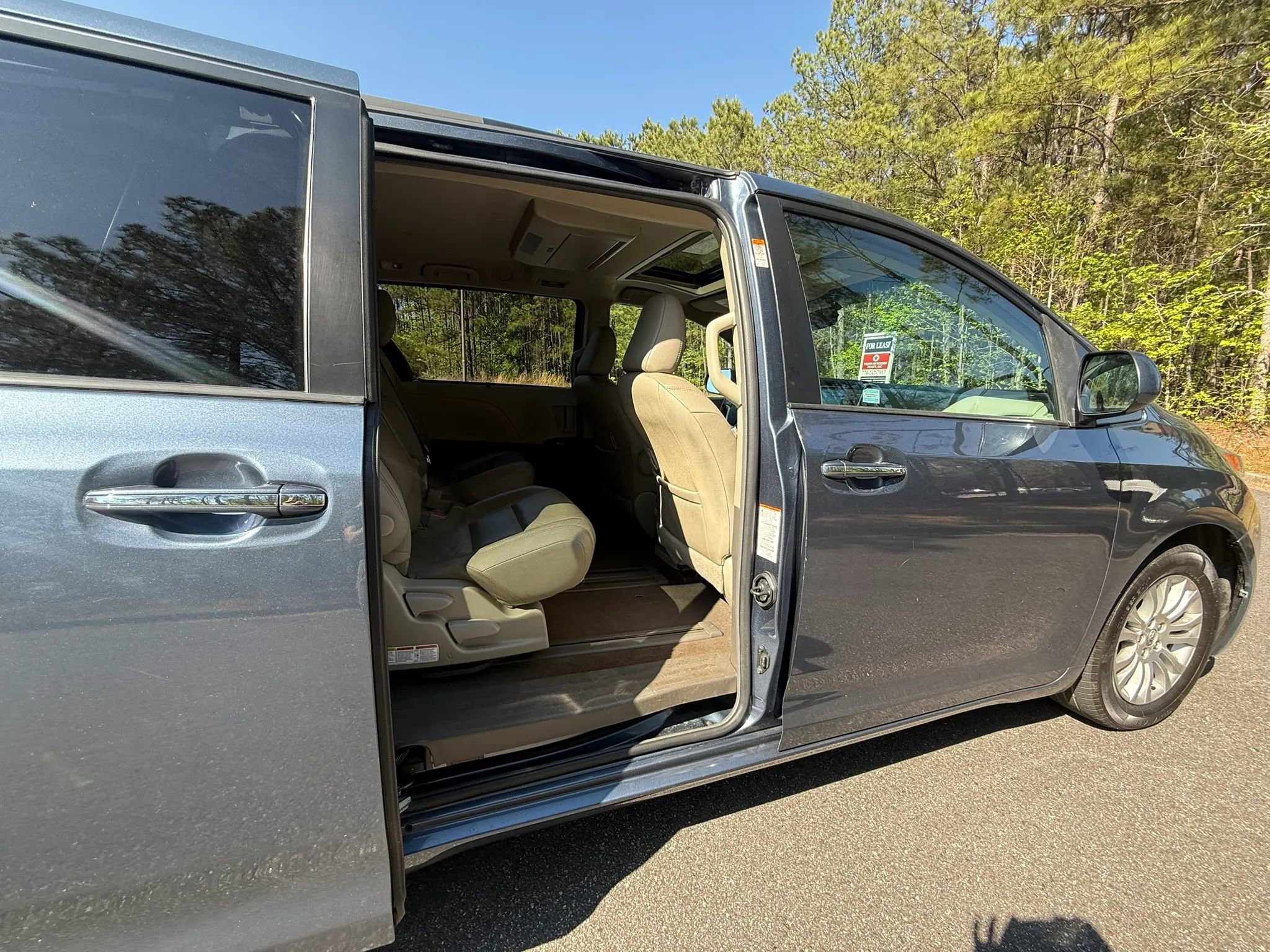 Used 2016 Toyota Sienna XLE Premium FWD image 23