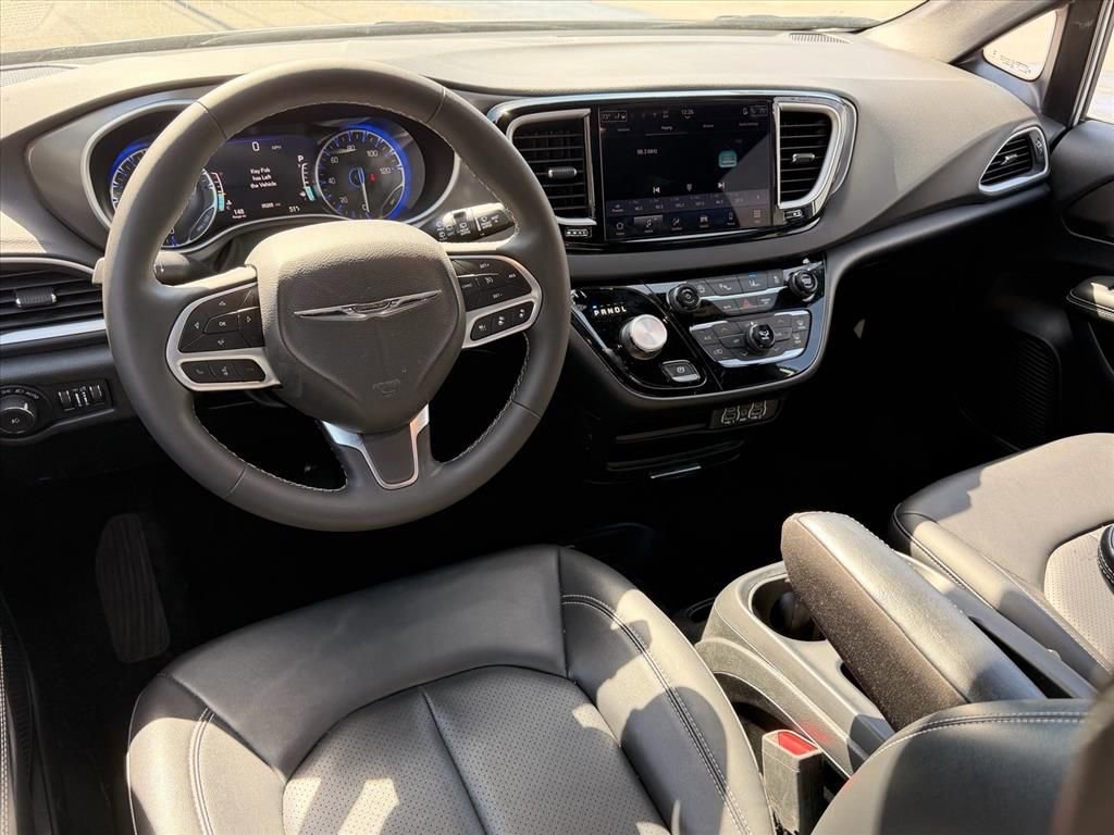 Used 2025 Chrysler Pacifica Select image 7