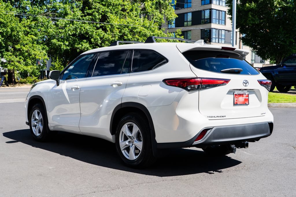 Used 2020 Toyota Highlander LE AWD/4WD image 4