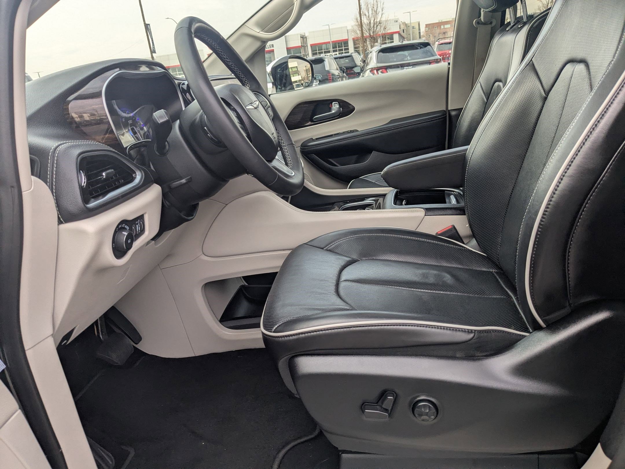 Used 2023 Chrysler Pacifica Limited w/ Uconnect Theater Family Group image 29