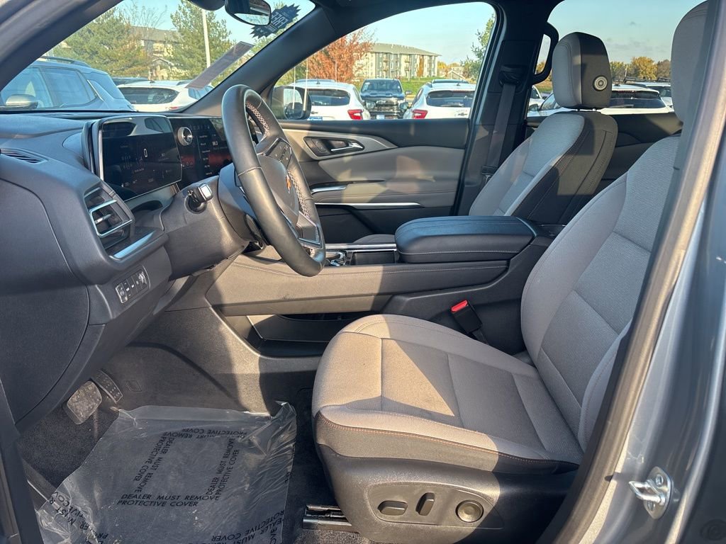 Used 2025 Chevrolet Traverse LT image 15