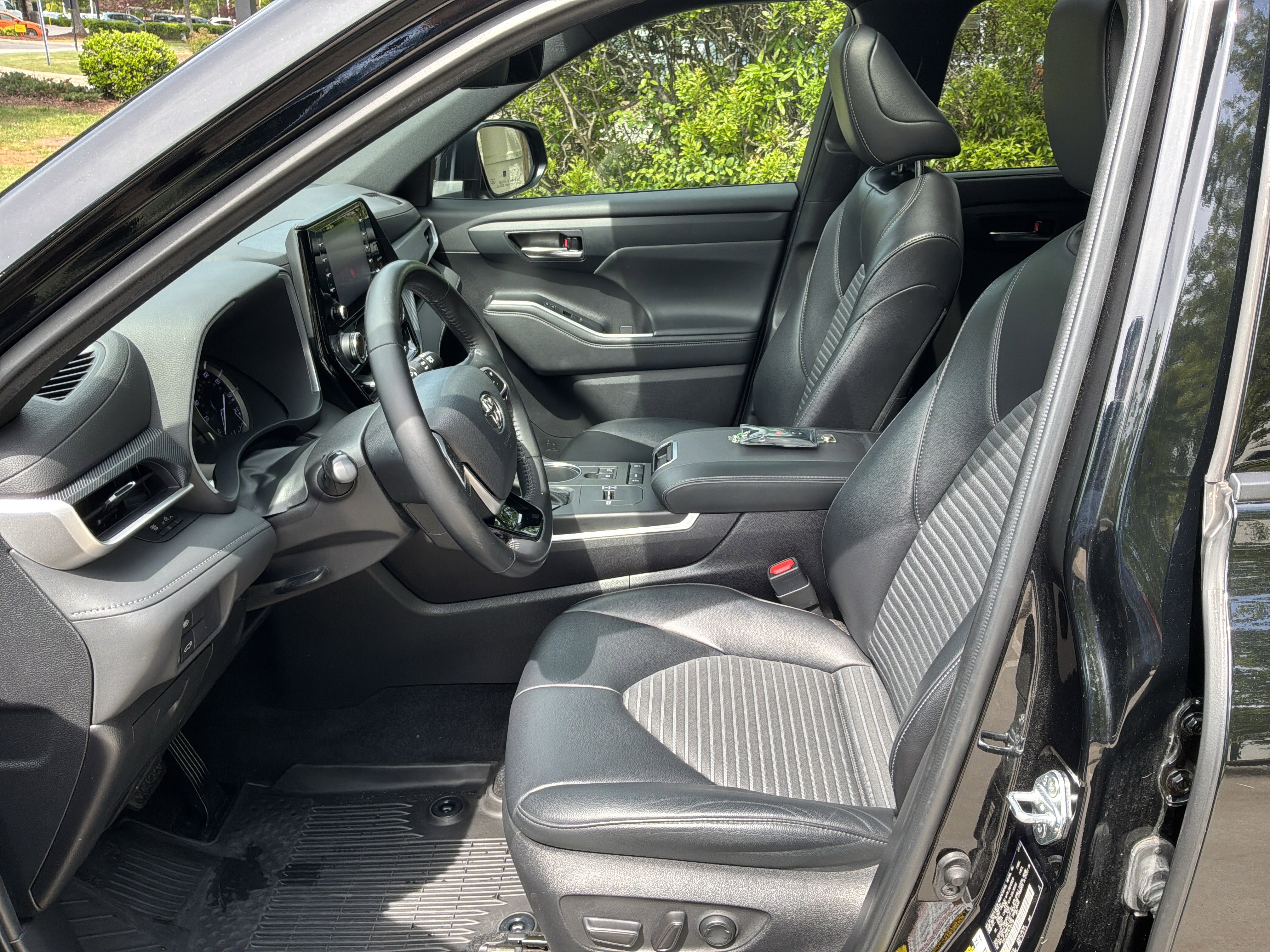 Used 2022 Toyota Highlander XSE FWD image 16