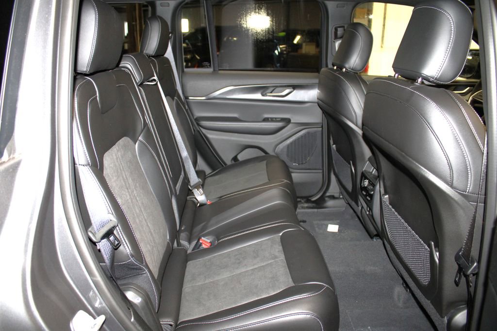 New 2025 Jeep Grand Cherokee Laredo image 32