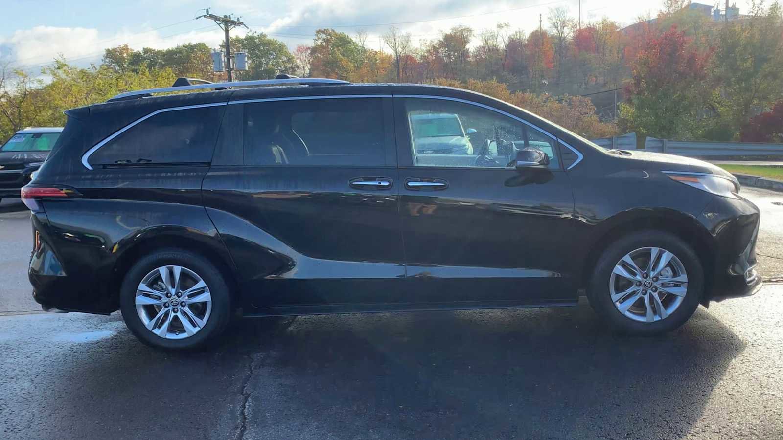 Used 2024 Toyota Sienna Limited image 9