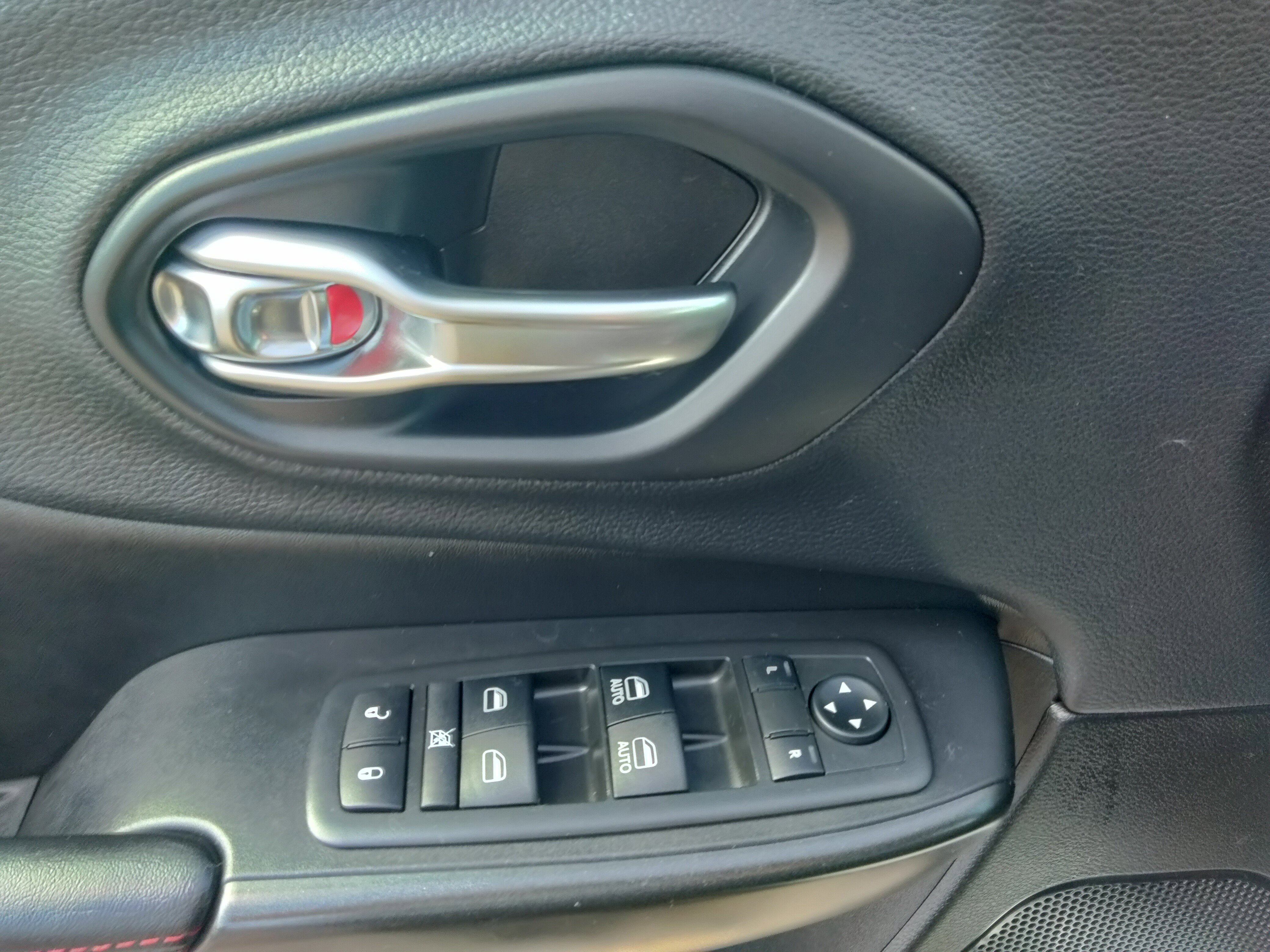 Used 2019 Jeep Cherokee Trailhawk w/ Cold Weather Group image 16