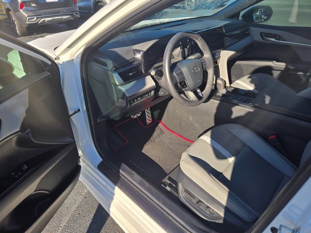 Used 2025 Toyota Camry SE image 4