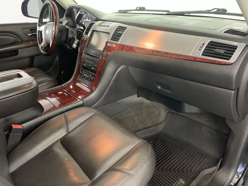 Used 2013 Cadillac Escalade Premium image 30