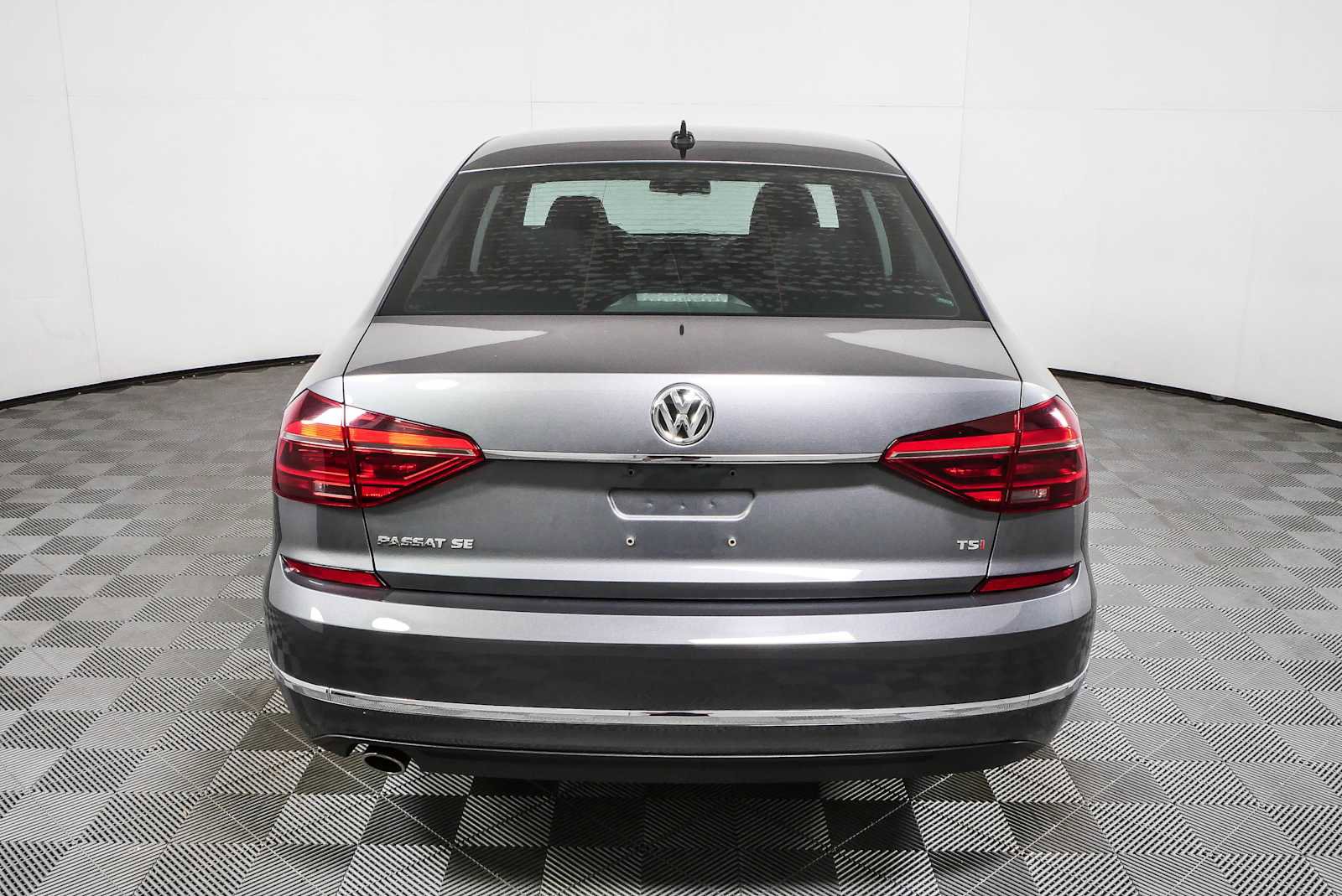 Used 2018 Volkswagen Passat 2.0T SE FWD image 26
