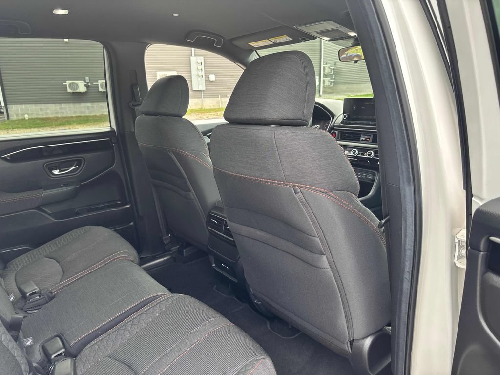 Used 2025 Honda Pilot Sport image 25