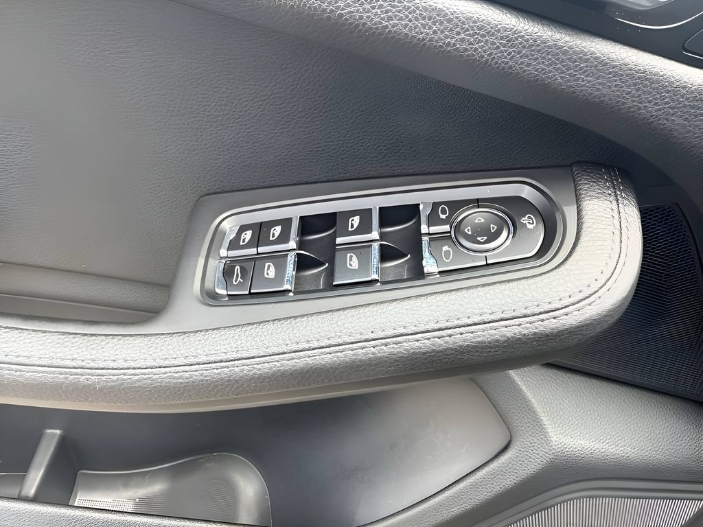 Used 2023 Porsche Macan Turbo AWD/4WD image 34