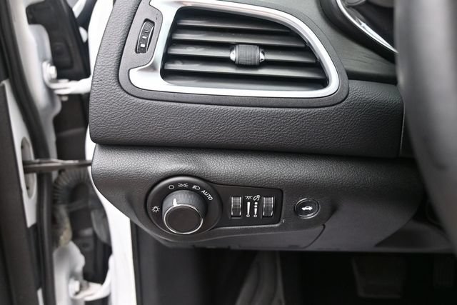 Used 2016 Chrysler 200 Limited w/ Convenience Group FWD image 29