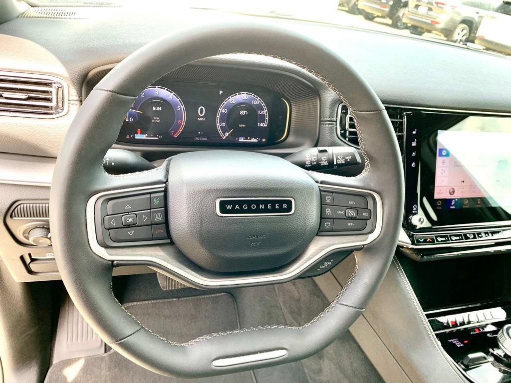Used 2025 Jeep Wagoneer L Series II AWD/4WD image 32