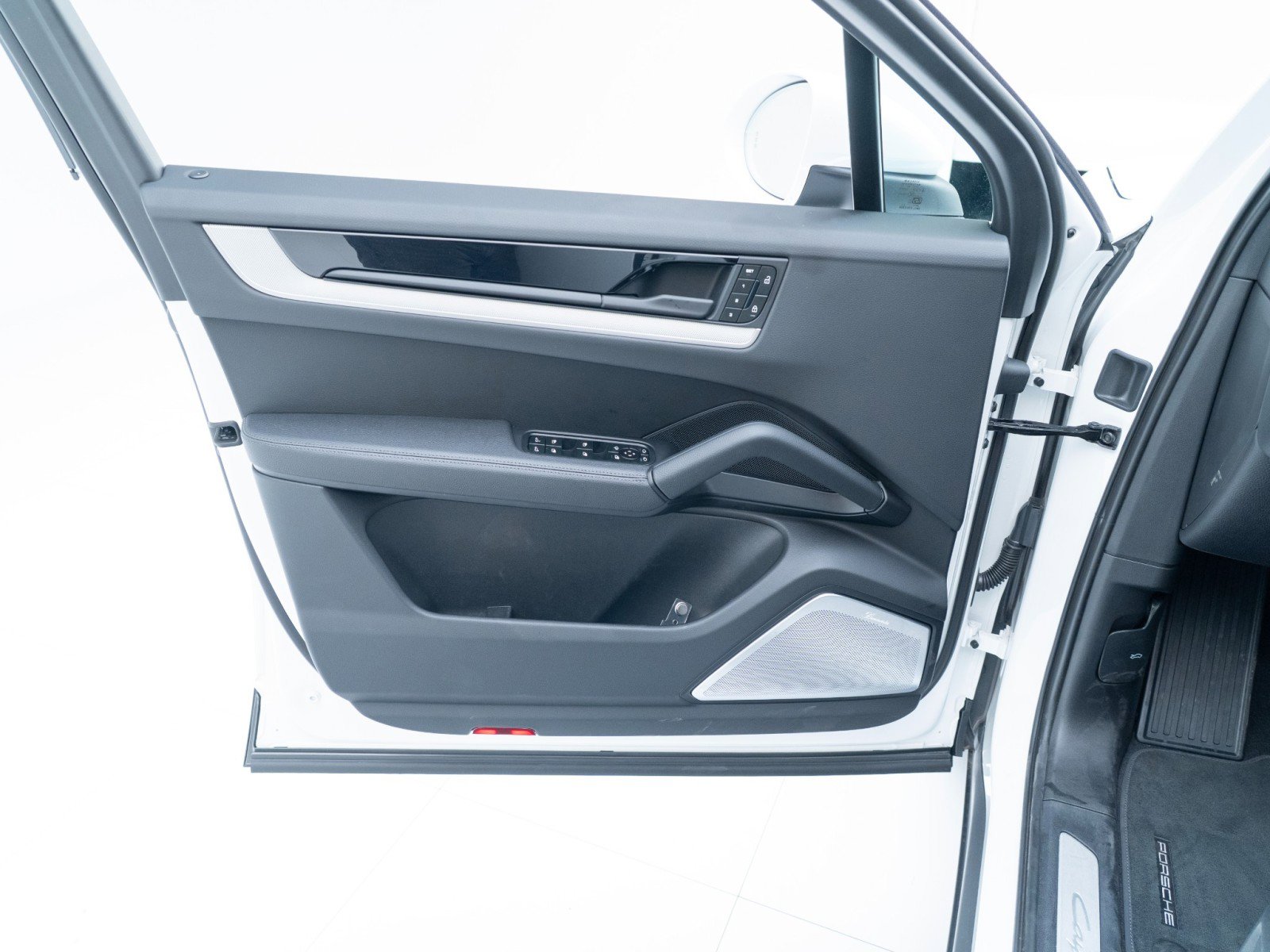 Certified 2025 Porsche Cayenne S image 23