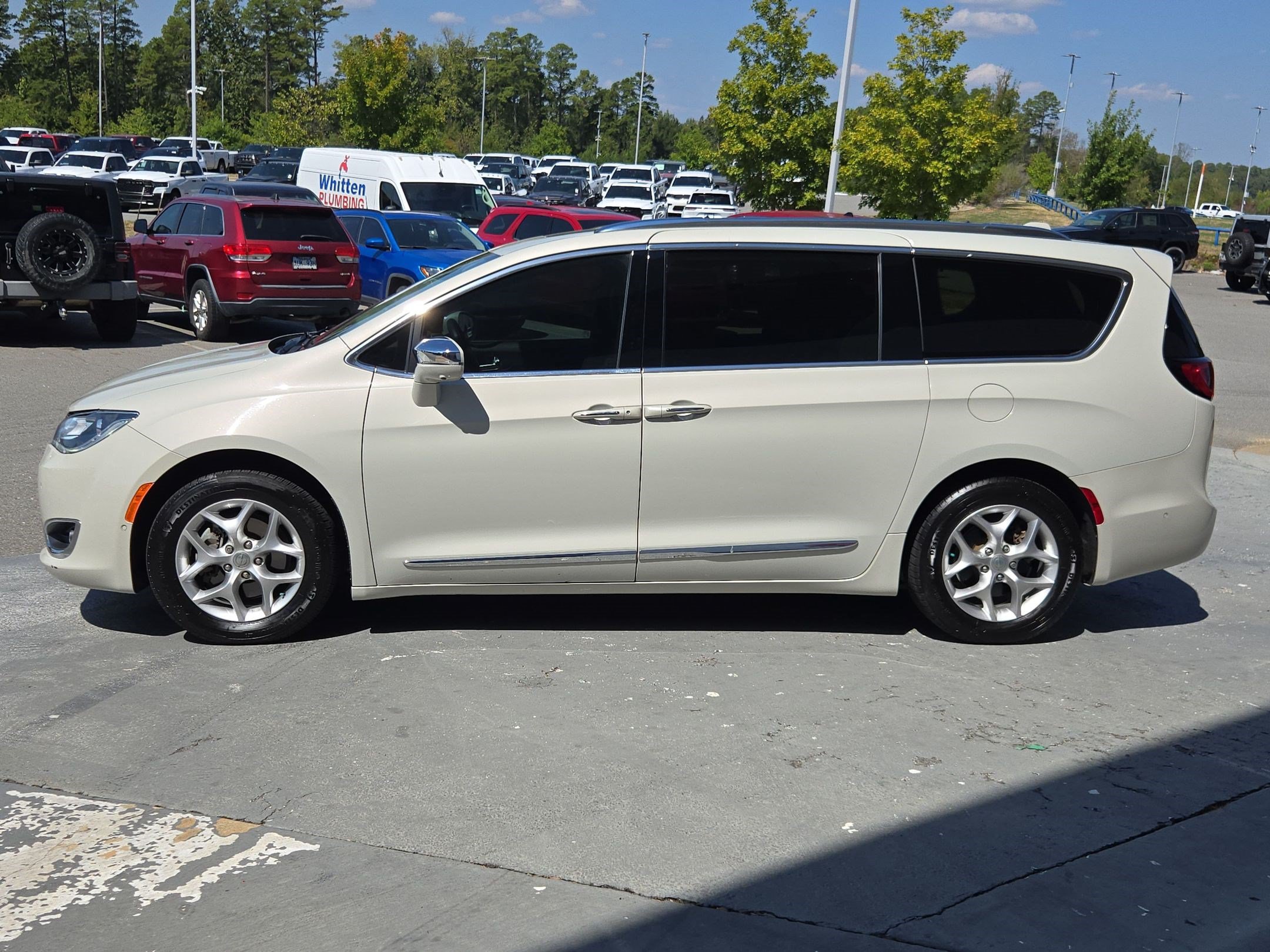 Used 2019 Chrysler Pacifica Limited w/ Advanced Safetytec Group FWD image 4
