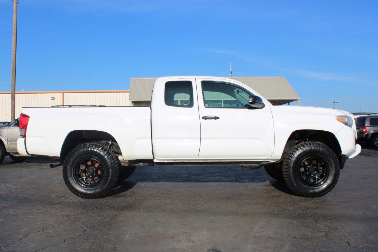 Used 2016 Toyota Tacoma SR image 3