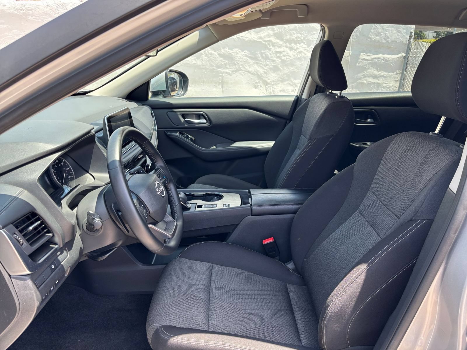 Used 2025 Nissan Rogue SV FWD image 29