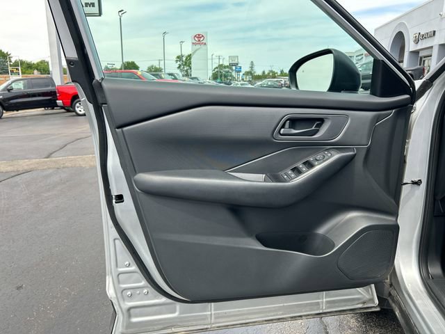 Used 2025 Nissan Rogue S AWD/4WD image 25