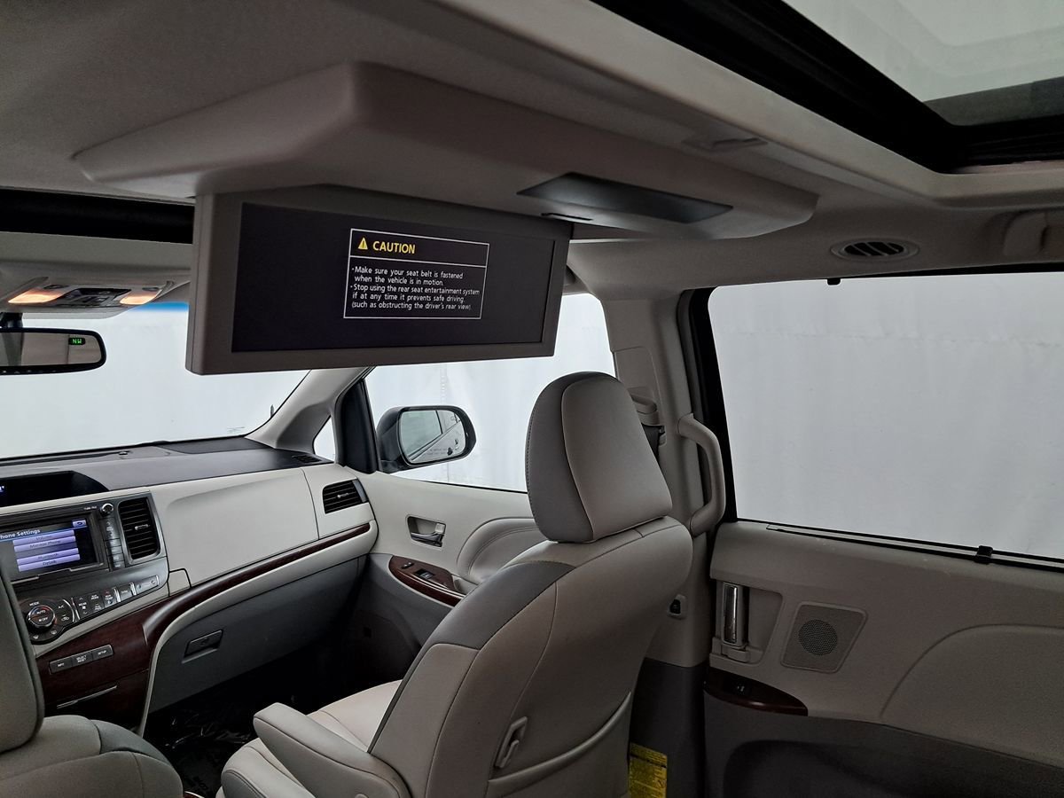 Used 2013 Toyota Sienna Limited w/ Premium Pkg image 3