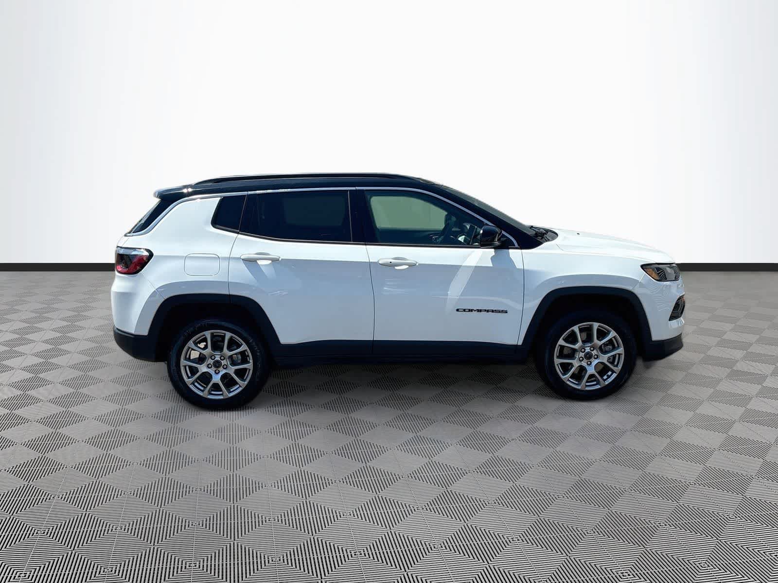 Used 2025 Jeep Compass Limited AWD/4WD image 4