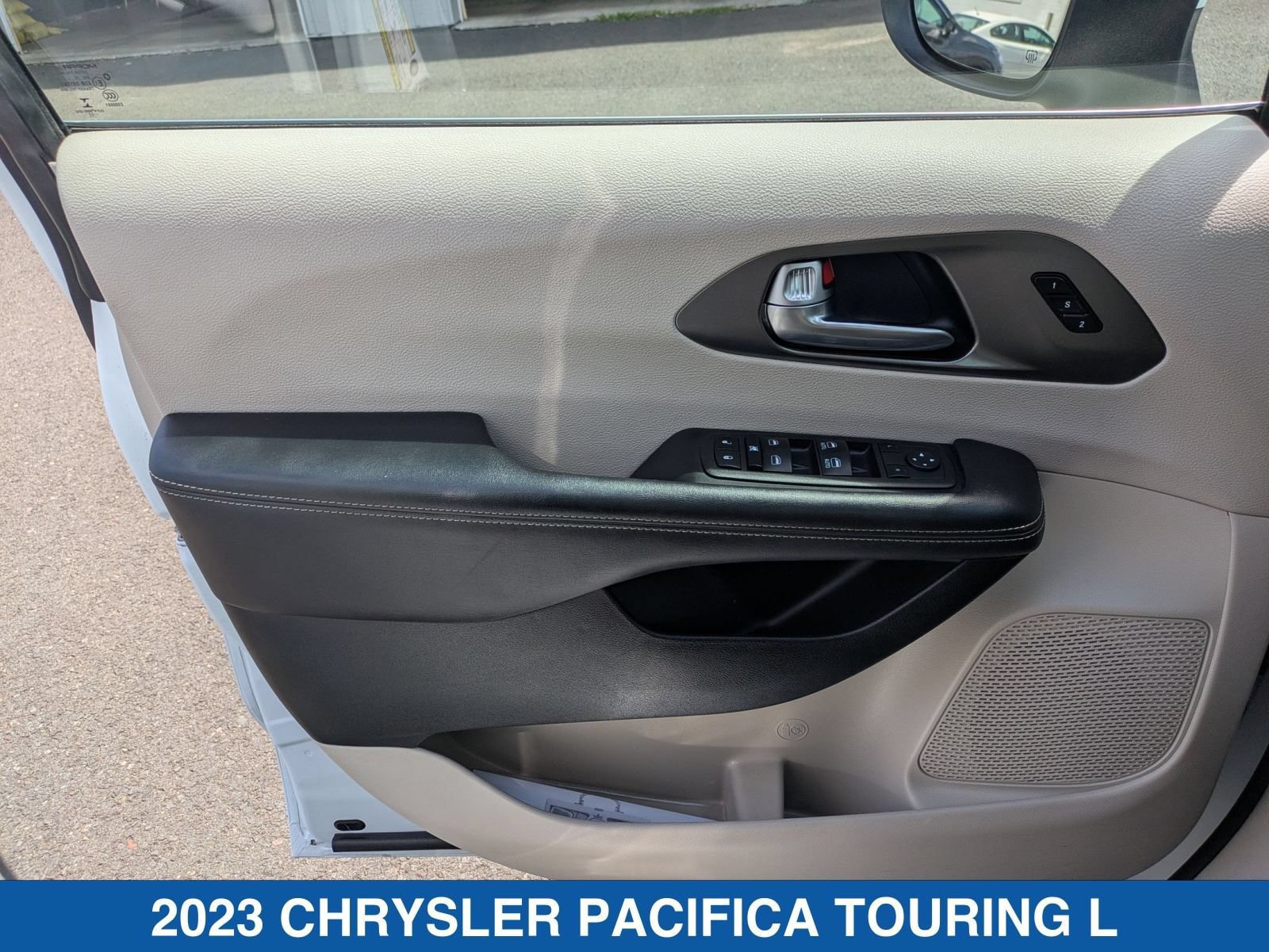 Used 2023 Chrysler Pacifica Touring-L FWD image 12