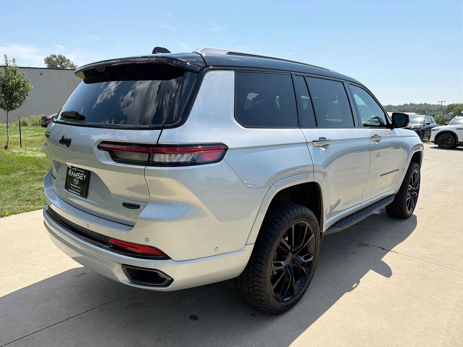 Used 2023 Jeep Grand Cherokee L Summit w/ Advanced Protech Group IV AWD/4WD image 6