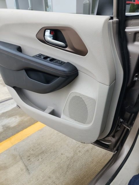 Used 2018 Chrysler Pacifica LX image 18