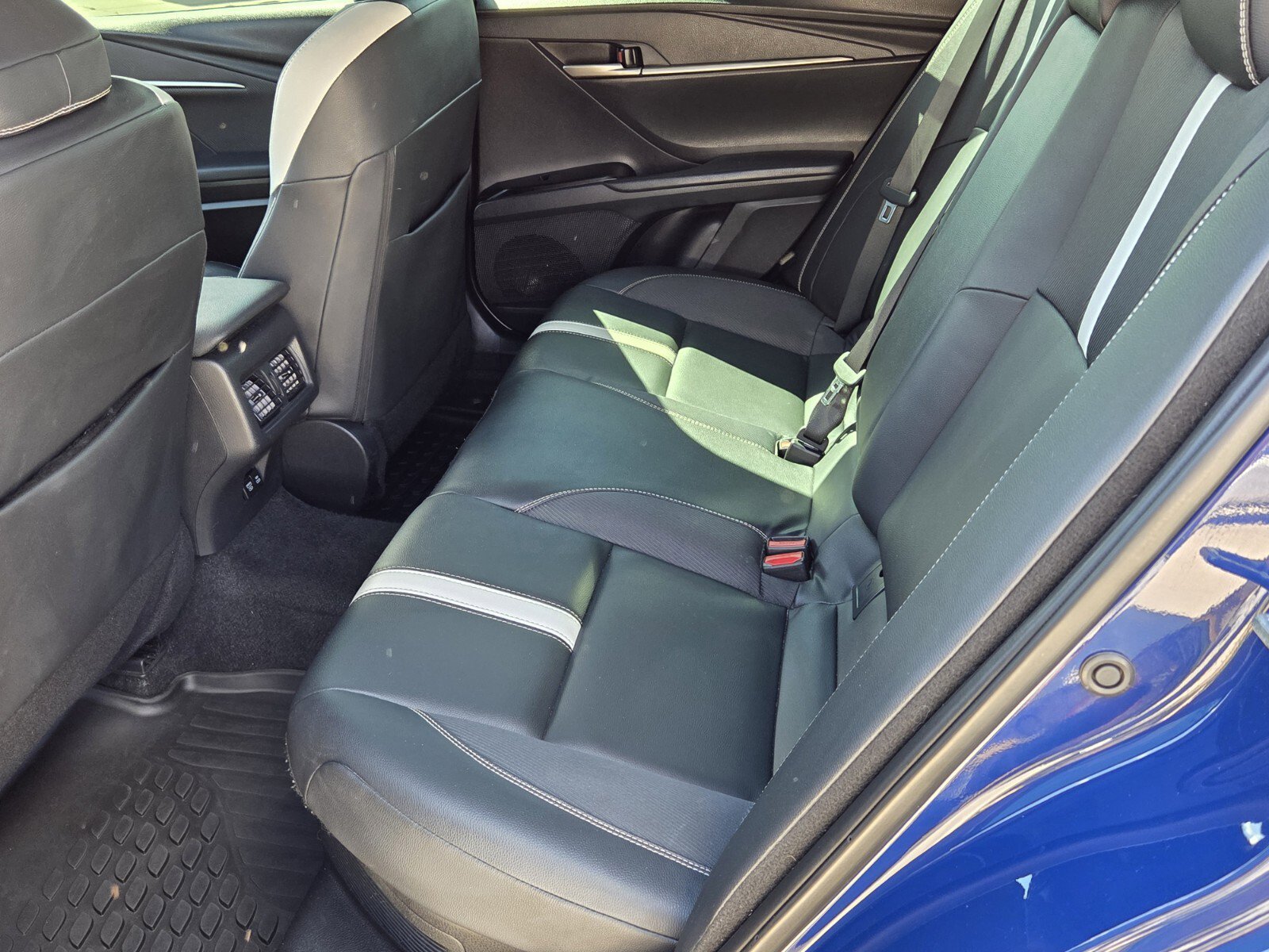 Used 2025 Toyota Camry SE image 5