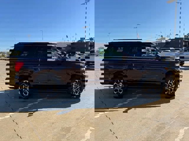 Used 2024 Ford Expedition Max XLT image 6