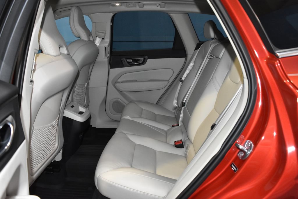 Used 2022 Volvo XC60 B5 Momentum image 19