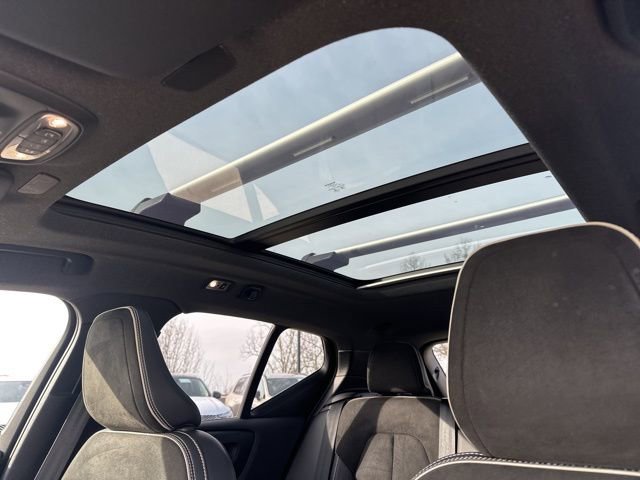 Used 2021 Volvo XC40 T5 R-Design w/ Climate Package image 17