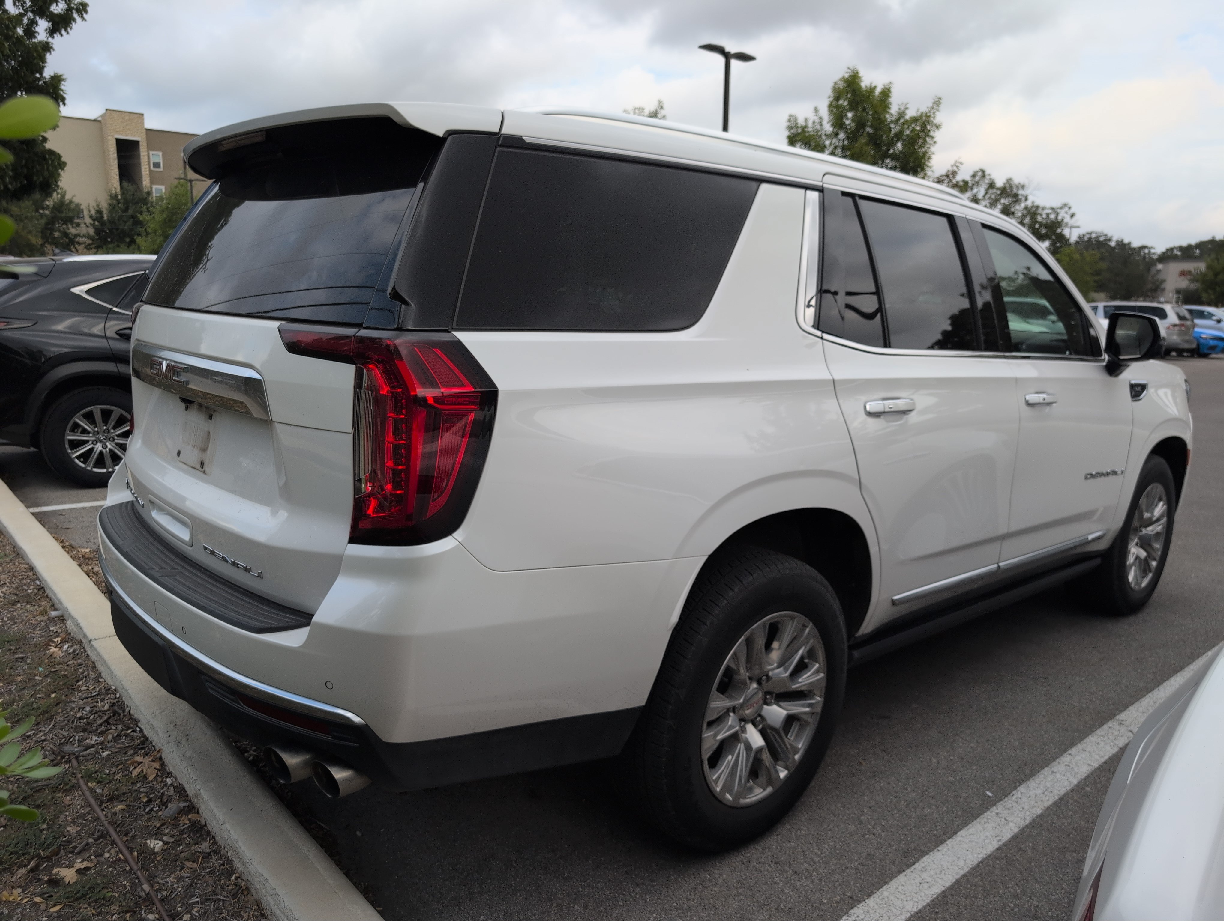 Used 2022 GMC Yukon Denali AWD/4WD image 3