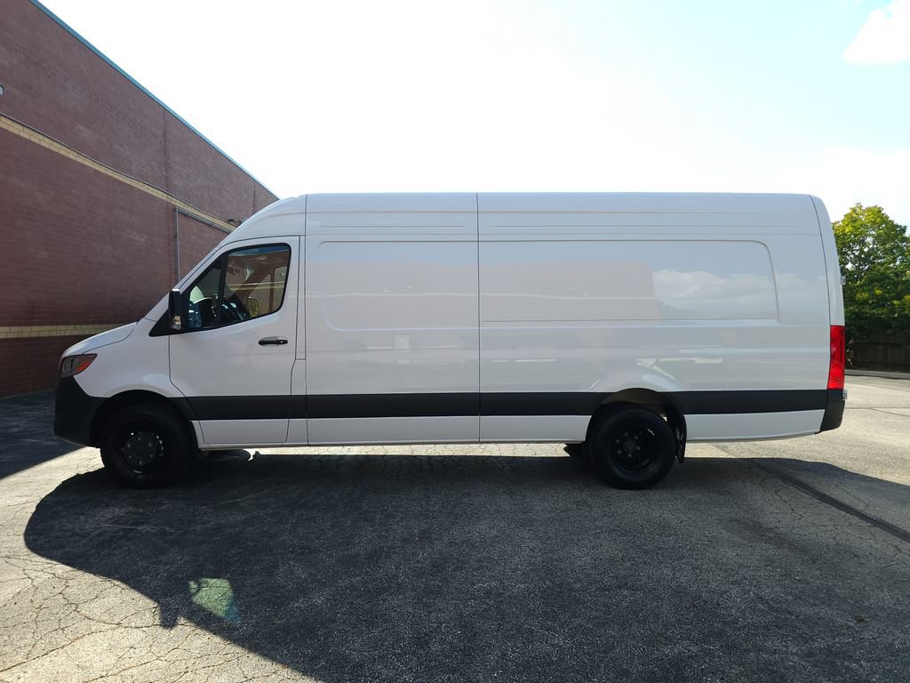 Used 2025 Mercedes-Benz Sprinter 4500 w/ Parking Package image 4